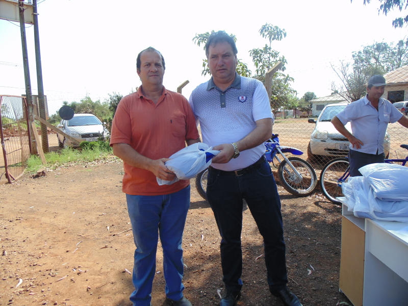  UNIFORME PARA OS FUNCIONÁRIOS